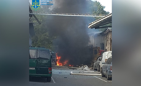 Окупанти обстріляли Херсон: поцілили поряд з транспортним підприємством, чотири людини поранені
