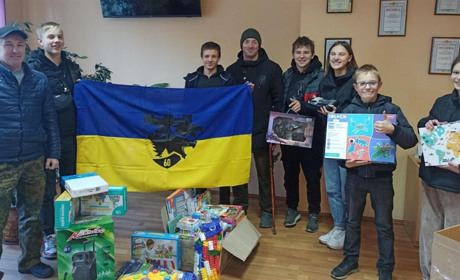 Малюнки в окопах і подарунки дітям: історія взаємної підтримки сарненських учнів і військових