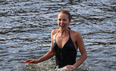 У холодну воду з усмішкою на вустах: в Южноукраїнську відзначили Водохреще 6 січня