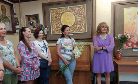 «З Україною в серці»: художниця Алла Макарик у музеї презентувала виставку до Дня Незалежності