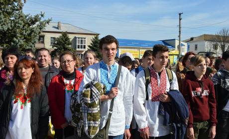 У Сватовому на площі 600 людей одночасно прочитали уривок з поеми Шевченка «Сон». Як це було