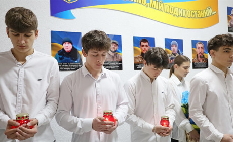 У Жмеринському ліцеї №2 відкрили меморіальну дошку памʼяті Героїв України