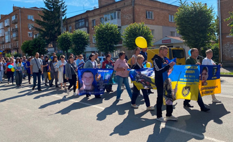 Понад сотня людей пройшла ходою у Барі на підтримку полонених і зниклих безвісти захисників
