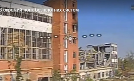 ЗСУ вразили техніку окупантів на території електромашзаводу в Новій Каховці (відео)