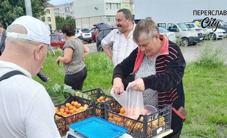 Сьогодні день свіжих овочів: на базарі в Переяславі за огірки правили 45, за абрикоси — 100 гривень