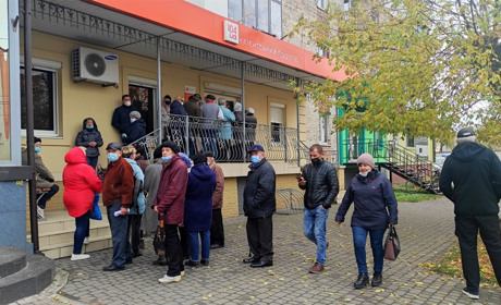 Чому до клієнтського простору 104.UА у Червонограді вишиковуються довжелезні черги