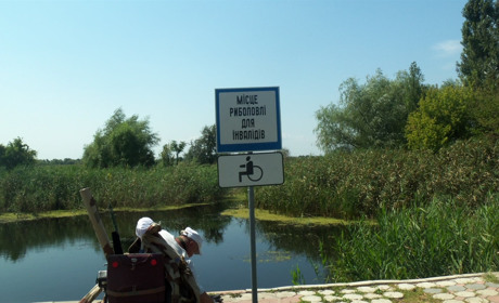 На Дитячому пляжі у Біляївці з'явилося місце для людей з інвалідністю, де вони можуть рибалити 
