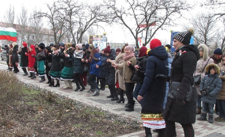 В Мелитополе в первый день весны Баба Марта и сердилась, и улыбалась – по болгарским поверьям