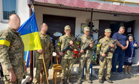 Первомайськ прощався з вірним сином України, бійцем ЗСУ Максимом Ропаком