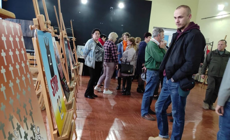 Світло переможе темряву: у Старокостянтинові відкрили виставку плакатів на тему війни