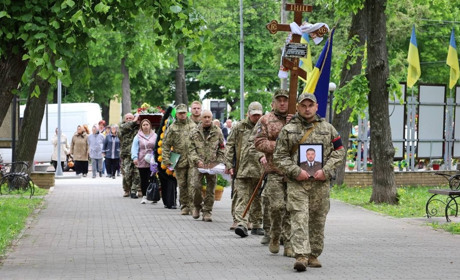 У Глухові в останню путь провели 27-річного бойового медика Ігоря Коловоротного