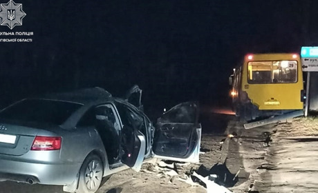 ДТП в Чернігові: водій легковика відволікся від керування та в'їхав в пасажирський автобус