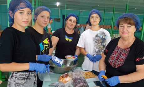 Іще майже 900 пакетів швидкої і корисної їжі воїнам наготувала «Команда Нескорених» в Переяславі
