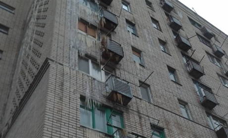 «Тече до першого поверху»: у Жовтих Водах прорвало трубу опалення в багатоповерхівці