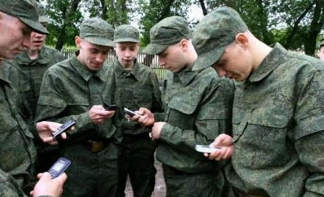 Реалії окупантів: один смартфон — на весь взвод