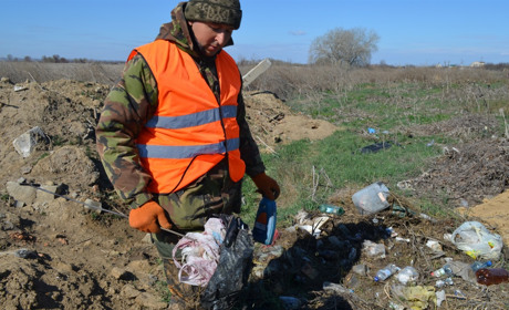 Комунальники збирають і перебирають сміття на стихійному звалищі руками. Що вони в ньому шукають