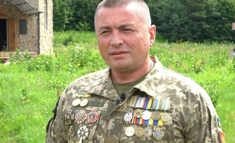 Військовий із Кременеччини готовий продати свої нагороди, аби придбати автомобілі для підрозділу