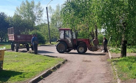 Попри обстріли працівники Гуляйполя готують місто до Великодня — фото