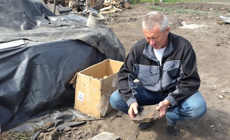 «У нас тепер нічого немає, але ми всі живі». У Глухові люди відновлюють житло після бомбардування
