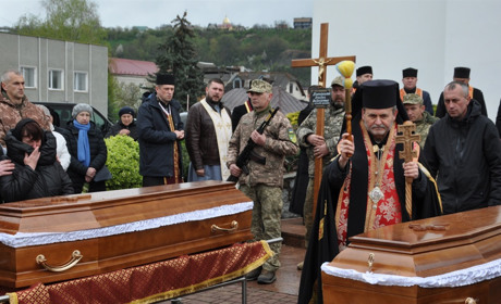У Чорткові знову плакало небо: містяни зустріли «на щиті» двох полеглих Героїв