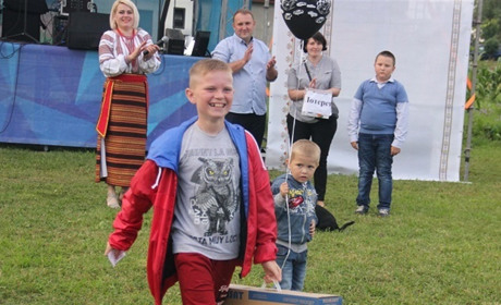 Рибна юшка,  лотерея, виступи артистів та інші розваги: як минули Петрівські гуляння в Павлівці