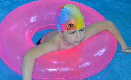 Як у сватівському центрі розвитку дитини діти вчаться плавати у басейні (відео)