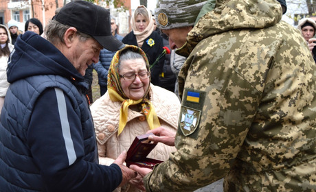У День Гідності та Свободи батькам Героя Михайла Хрумала вручили його посмертний орден