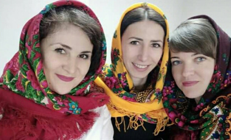 Нетішинки долучилися до флешмобу "Зроби фото з хусткою"