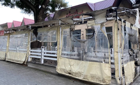 Що залишилось від згорілого майданчику кафе у Херсоні — фото після пожежі