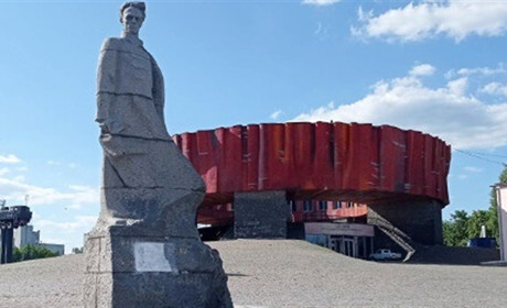 У Шепетівці розпочали демонтувати пам’ятник Миколі Островському. Як реагують шепетівчани?