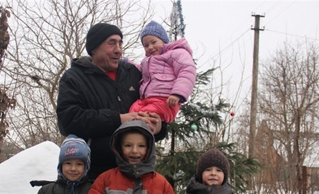 За тата і маму: історія чоловіка, який сам виховує чотирьох малолітніх дітей