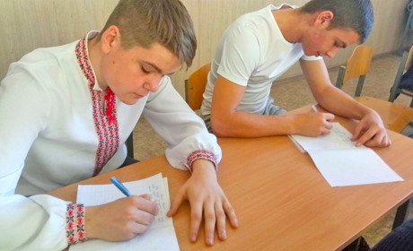 Усі школи, дитячий садочок і навіть посадовці – у Жмеринці написали диктант єдності: Фото