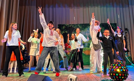 Народний театр юного глядача «Лицедії» подарував юним первомайцям казку