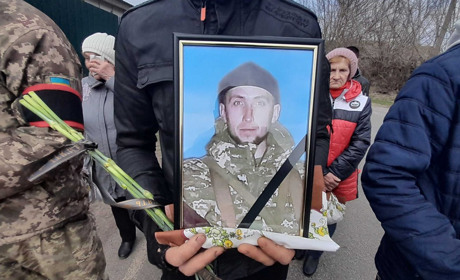 У Слоуті проводжають в останню путь загиблого на Луганщині Олега Лавренченка