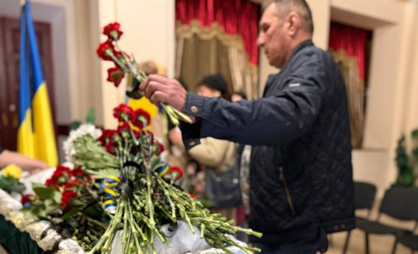 На щиті повернувся додому: Первомайськ прощається із Яном Косташенком