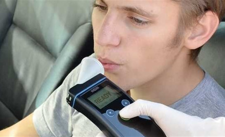 Небезпечна дорога: у Новограді водії сідають за кермо п'яними