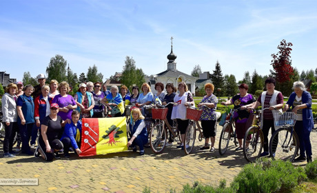 У велопробіг в Корюківці вирушили молодь і «старша молодь». Їхали разом, а пікніки влаштували окремо