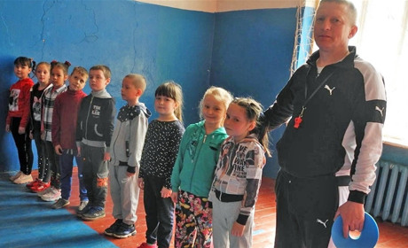 Учні чекають під спортзалом ще до дзвінка. Чому у Вовчкові так люблять вчителя фізкультури