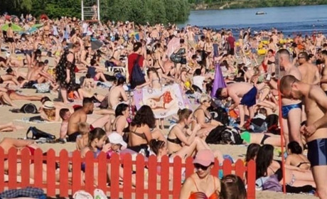 Вихідні у Чернігові. На Золотому березі ніде яблуку впасти. Фотофакт