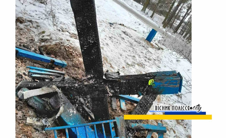 У Рафалівці вандали поглумились над хрестом на роздоріжжі. Що відомо?