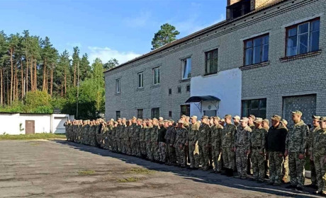 Мобільні, спиртне та колюче-ріжучі: чим закінчились обшуки в Катеринівській колонії