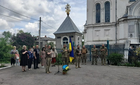 Глухів проводжає в останню путь військового Романа Гладушку