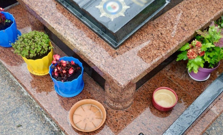 Судитимуть жінку, яка викрадала квіти, вазони та інші пам’ятні речі з місць поховань захисників