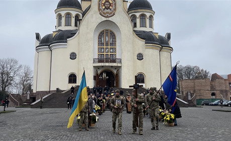 У Коломиї вічний спочинок знайшов воїн із Каховського району Сергій Кобець