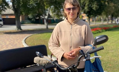 Під час війни на вулицях Корюківки з'являється все більше велосипедів, зокрема, триколісних