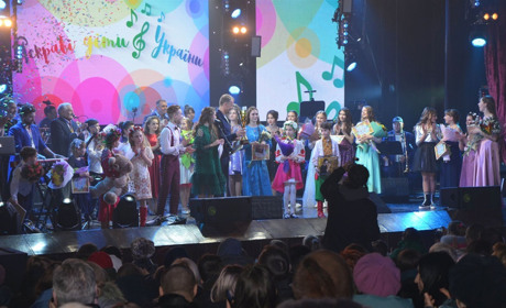 Співали під акомпанемент оркестру. Гала-концерт «Яскраві діти України» відбувся у Конотопі