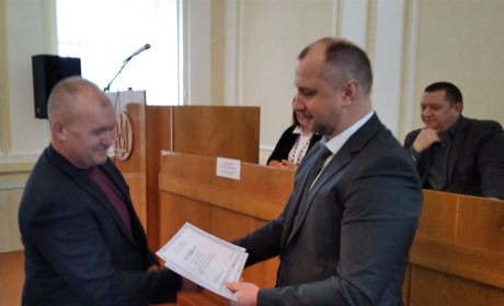 Ноутбук – кожному вчителю: В.Білик вручив сертифікати на комп’ютерну техніку громадам Шепетівщини