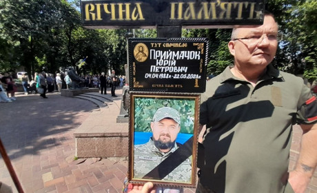 У центрі Глухова прощаються із загиблим під Бахмутом Юрієм Приймачком