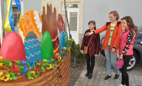 Величезний пасхальний кошик встановили у Кременці 