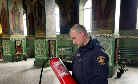 Великдень у безпеці: вогнеборці забезпечують пожежну безпеку у храмах Звягеля